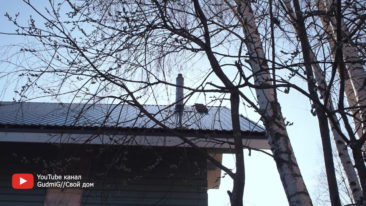 Тут видно старую деревянную кровельную лестницу