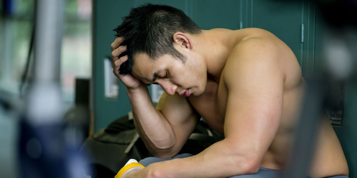 После тренировки можно спать. Перетренированность у спортсменов. Мужчина после тренировки. Фото после тренировки. Парень после тренировки.