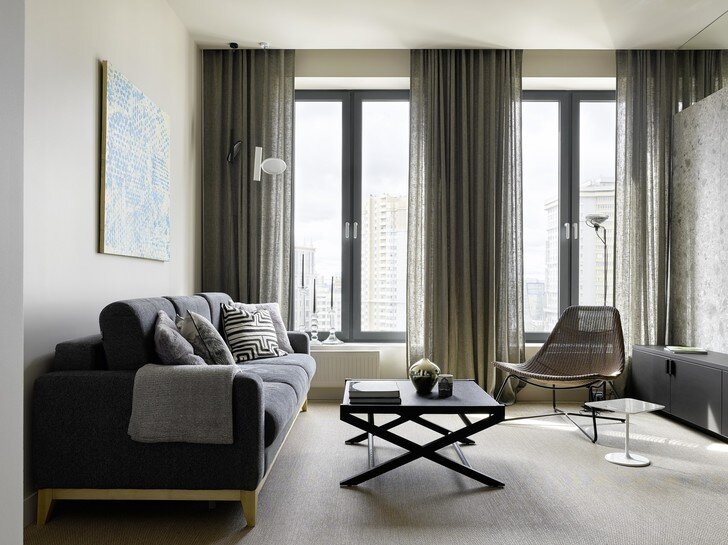 Площадь московской квартиры по проекту Татьяны и Дмитрия Хорошевых — 50 кв. м. 
Зона гостиной. Диван, Divan.ru. Подвесные светильники OK и торшер Toio, Flos. Кресло «Родвикен», ИКЕА. Текстиль и аксессуары, Zara Home, H& M Home. Льняные шторы, the.DOT.home.