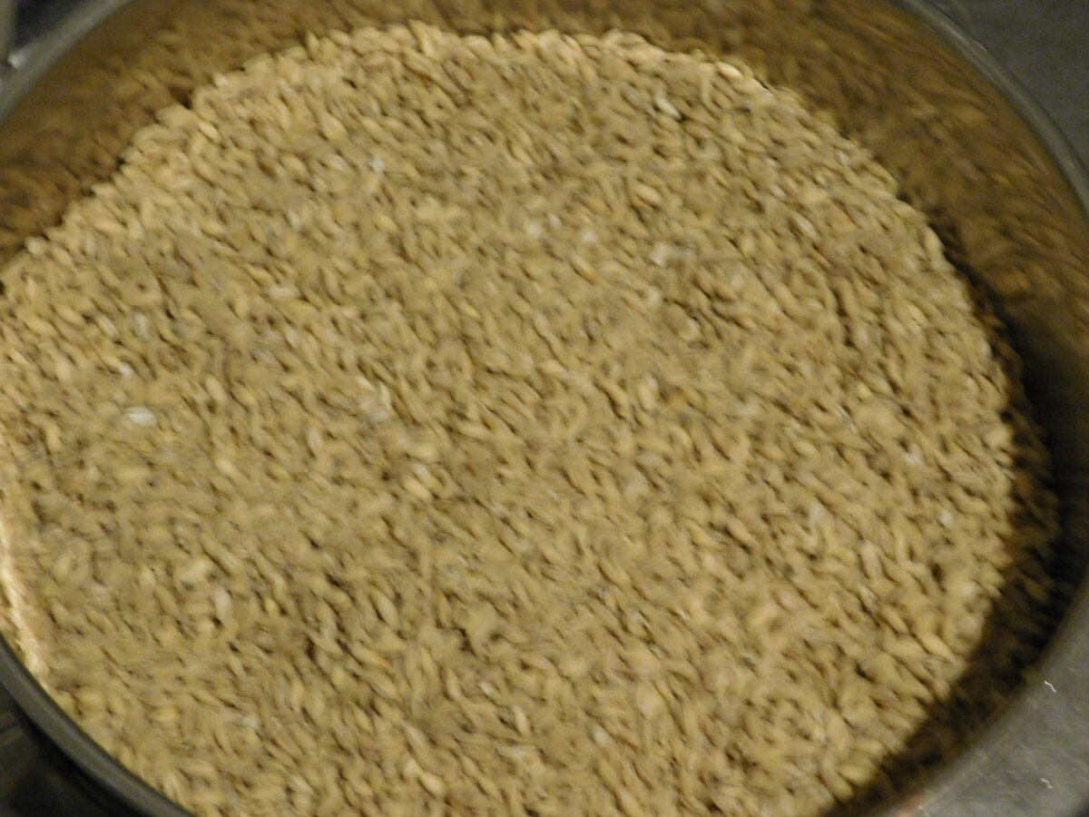 Каша высыпается в посуду.