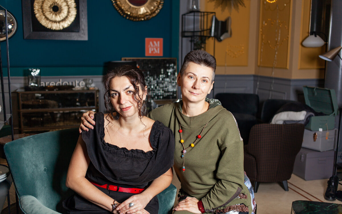 Специально для этой публикации: ваши  Витаминки.  Давно мы парных снимков не постили.  Лизкины мамы. Да, да. Наши дочери - Елизаветы.  Фотограф: Ангела Толстова (Пушба).  Локация съемки предоставлена: zen.yandex.ru/laredoute