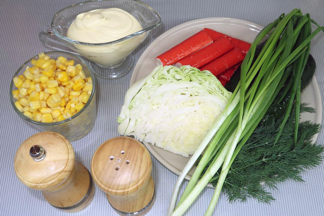 Как приготовить салат с капустой, крабовыми палочками и кукурузой