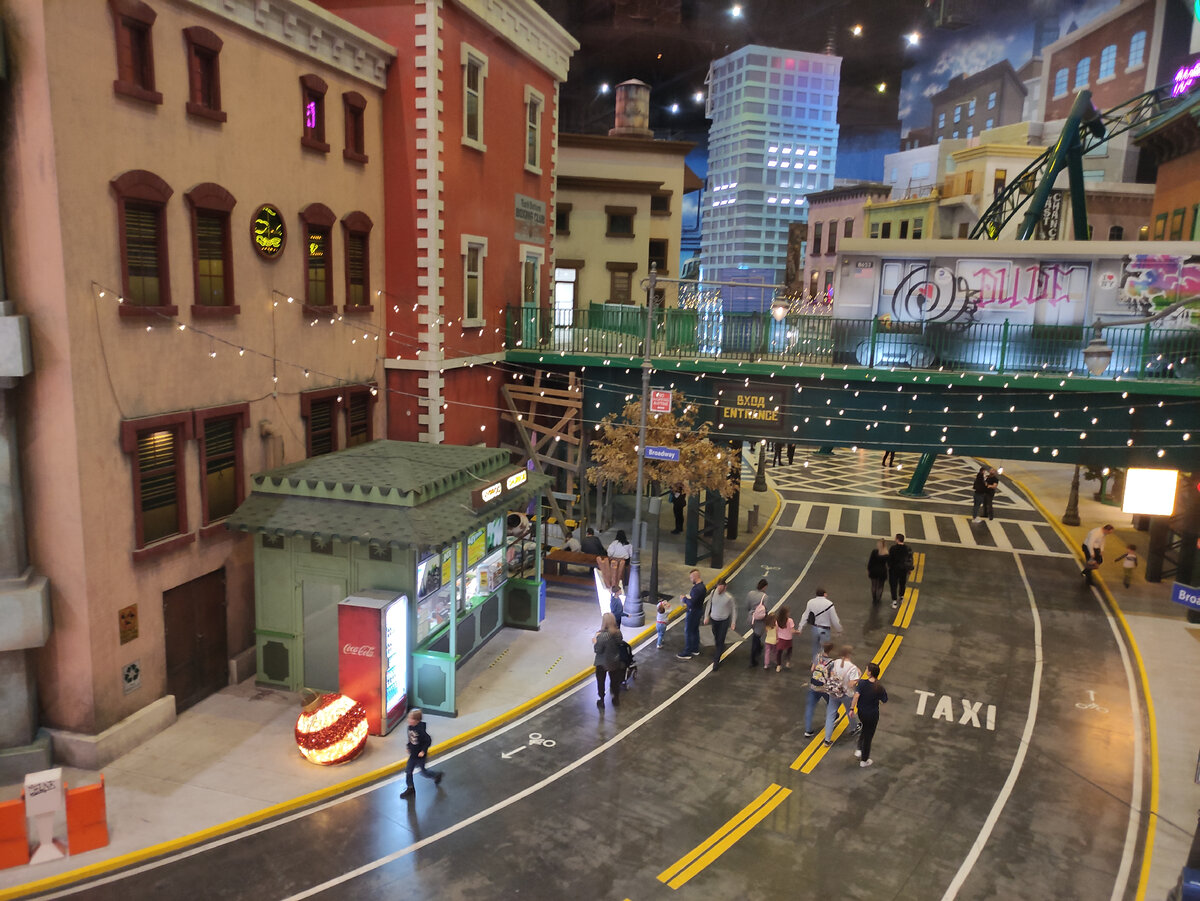 Такой вид открывался из окна возле нашего столика