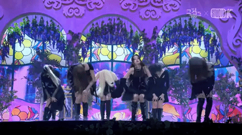 Вон Ён в центре на переднем плане, 3-я справа. Источник: allkpop.com