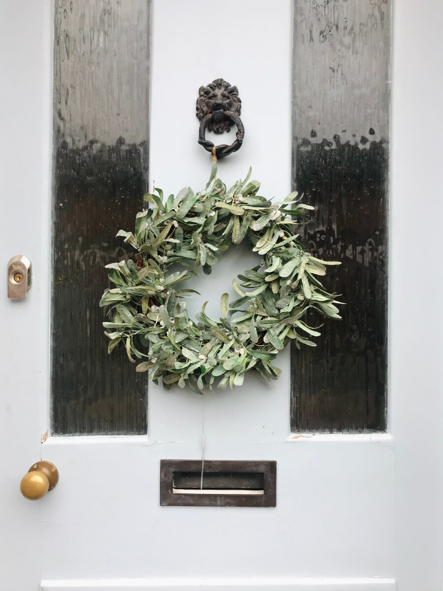 А вот и венок из омелы. Правда, искусственной. Фотография из личного архива.
