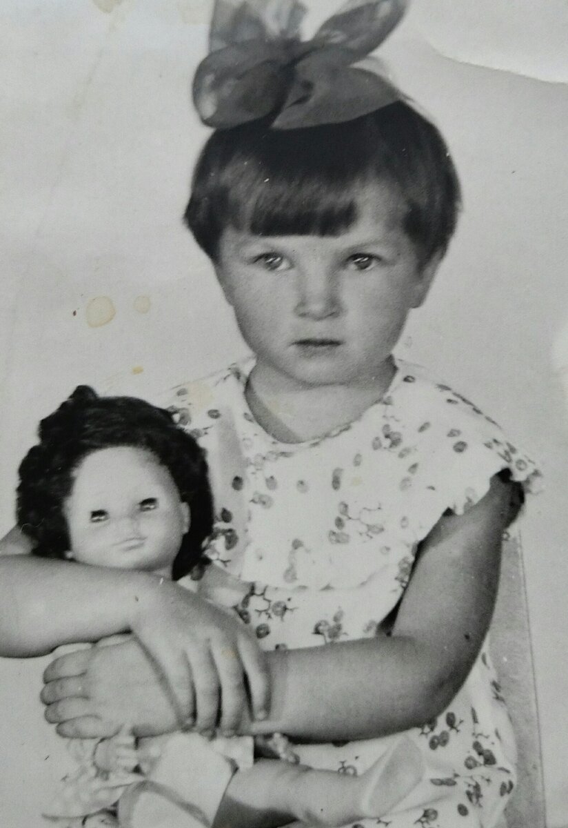 А эту куклу мне дал фотограф. На время ожидания "птички" 1974 год. Ухта