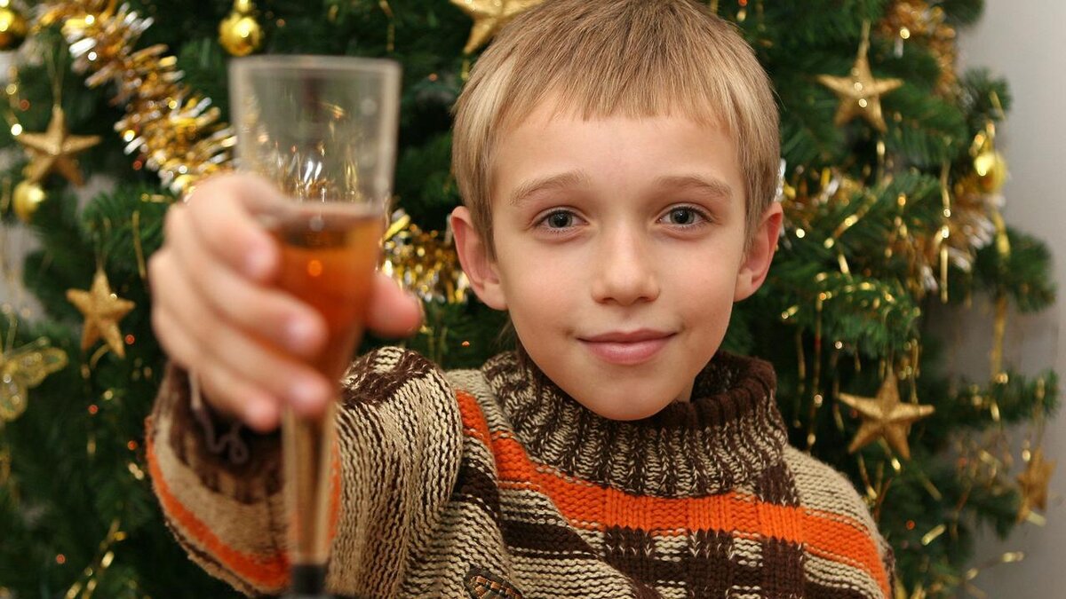Детское шампанское давно стало полноправным атрибутом праздничного стола – особенно новогоднего.
