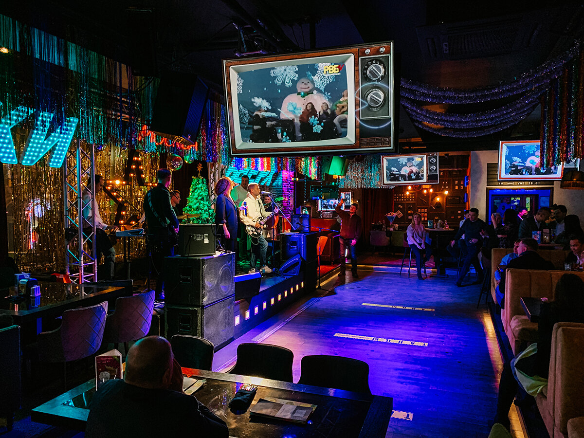 Вид на зал →