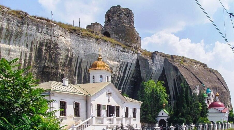 Инкерманский Свято-Климентовский пещерный монастырь основан по разным источникам от VIII до XV веков. Его кельи и храм располагаются в скальном массиве.