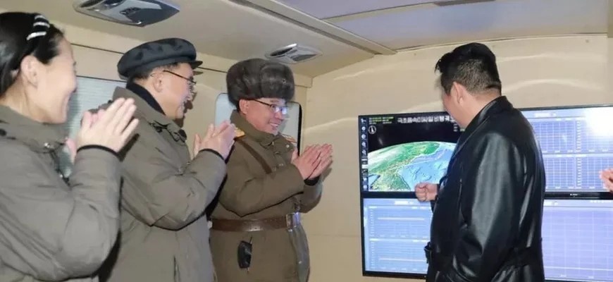 Ким Чен Ын наблюдает за запуском ракеты, © KCNA / REUTERS