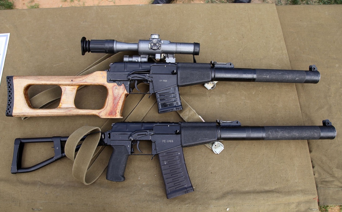 ВСС - Винтовка снайперская, специальная (Вверху). Автомат специальный "ВАЛ" (Снизу). 