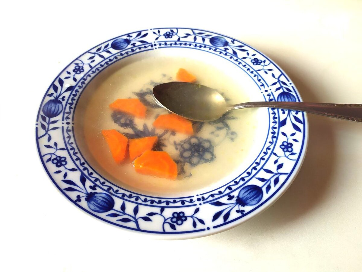 Правильный бульон прозрачен и по цвету напоминает янтарь 