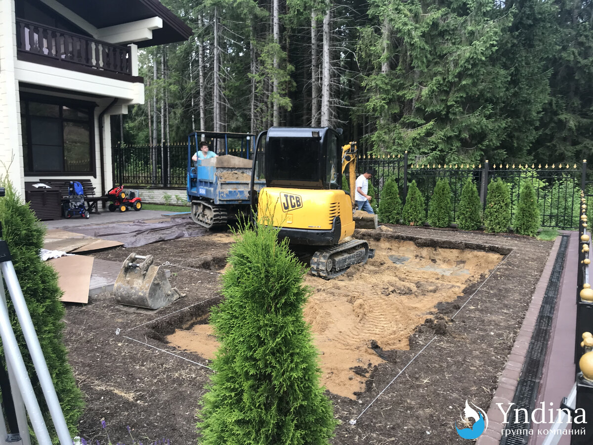 Рытье котлована для бассейна