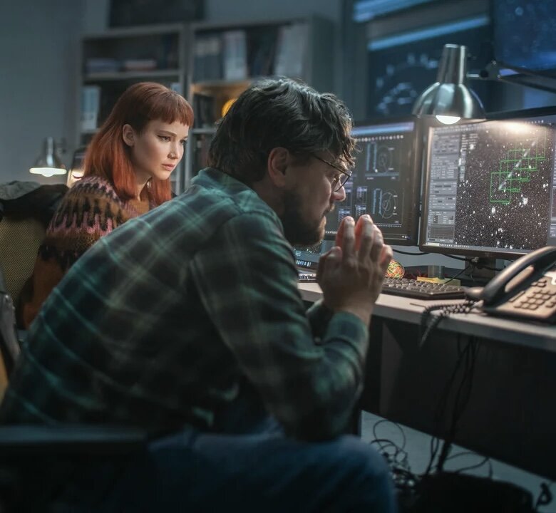 Кард из фильма «Не смотрите наверх» взят с kinopoisk.ru