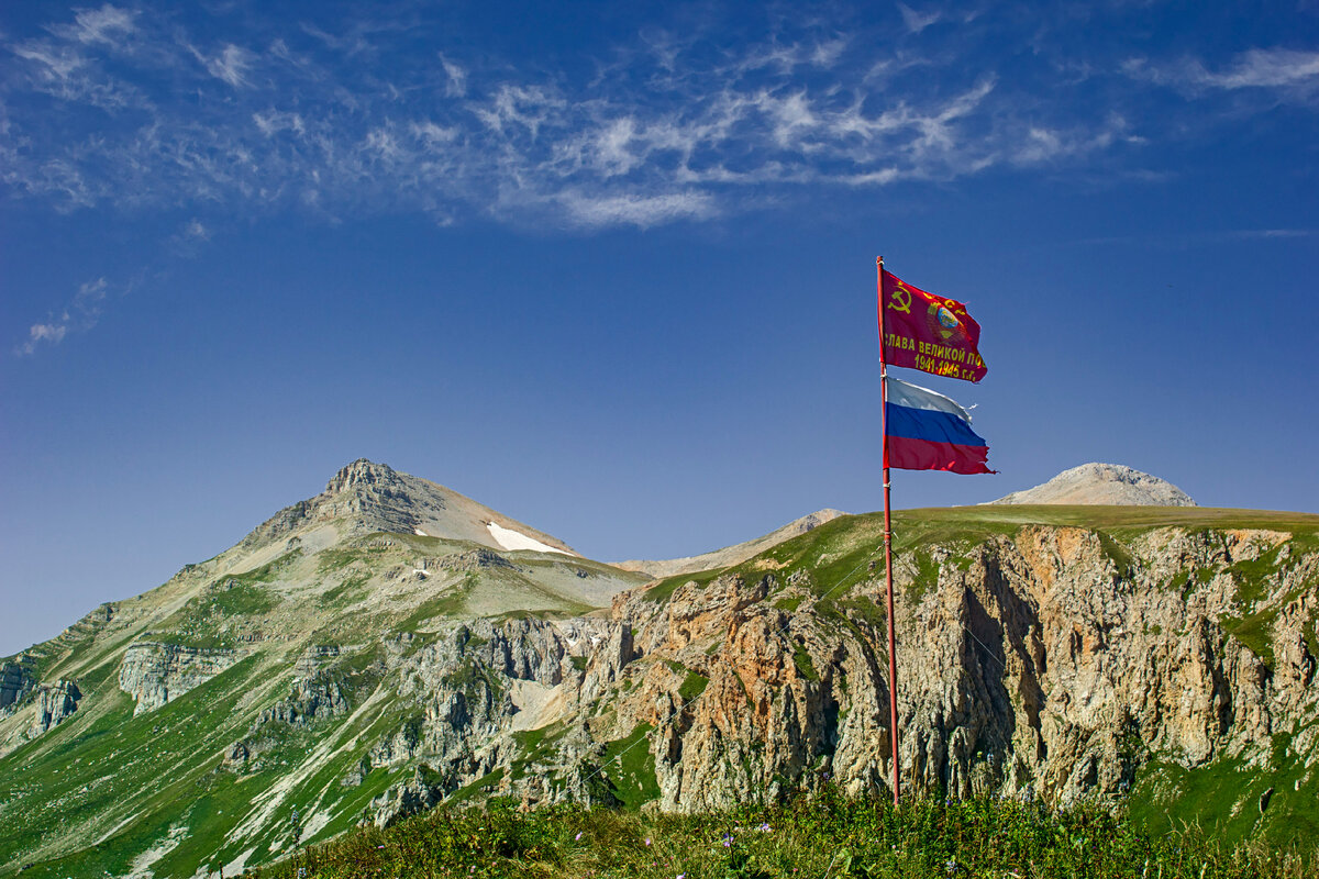 Флаги на пути к вершинам плато Лаго-Наки. Правее древка видна макушка Оштена.