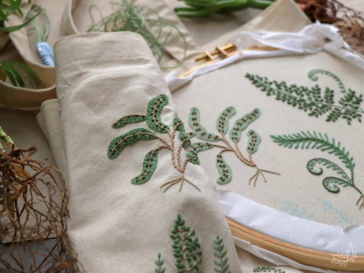 Папоротниковы корни позируют на фоне обнажённых собратьев, вымытых из почвы