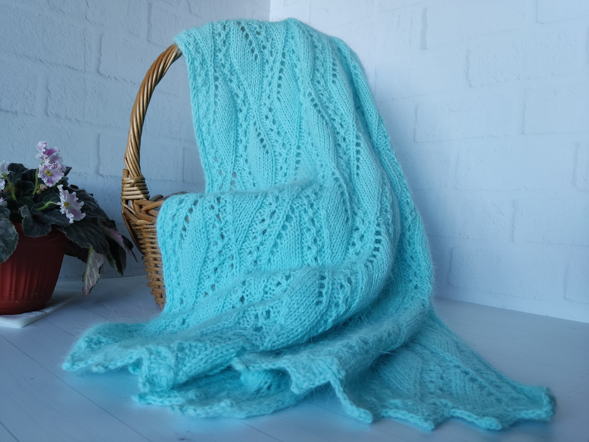 Легкий, ажурный, уютный шарф-палантин ручной работы.