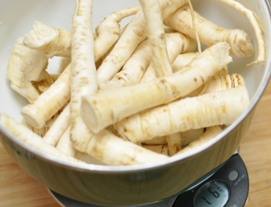 Хрен очищенный фото. Корень хрена свежий. Корни хрена на зиму. Корень хрена. Как почистить корень хрена.