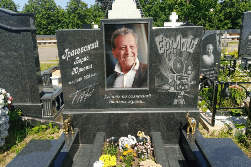 С кем рядом похоронен ширвиндт. Шатунов могила. Могилы известных людей на Троекуровском кладбище. Захоронение Шатунова.