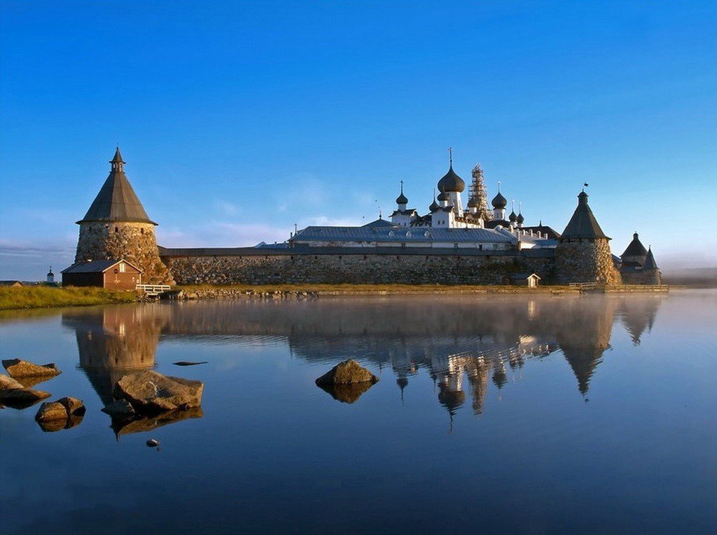 Монастыри европейского севера. Соловецкий монастырь. Соловецкий монастырь на белом море. Соловецкий монастырь Соловецкие острова. Православные храмы России Соловецкий монастырь.