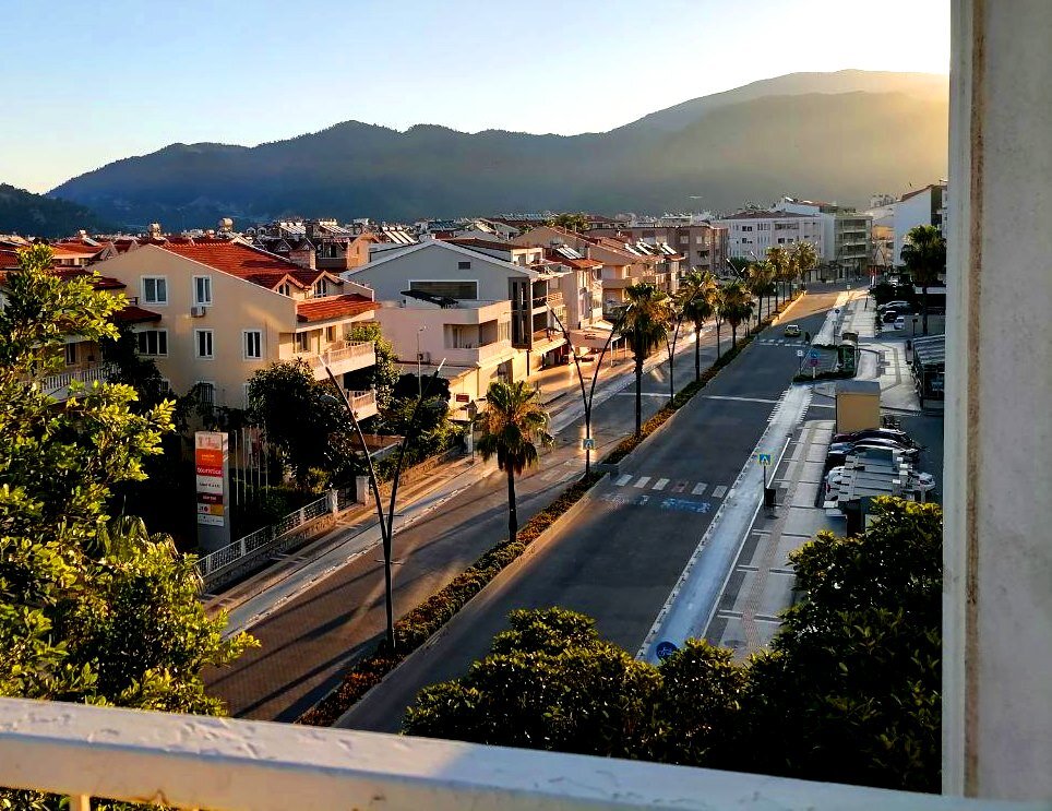 Вид с балкона. Внизу, голубого цвета - это велодорожка, огражденная железными отсекателями, чтобы машина не могли на неё заехать