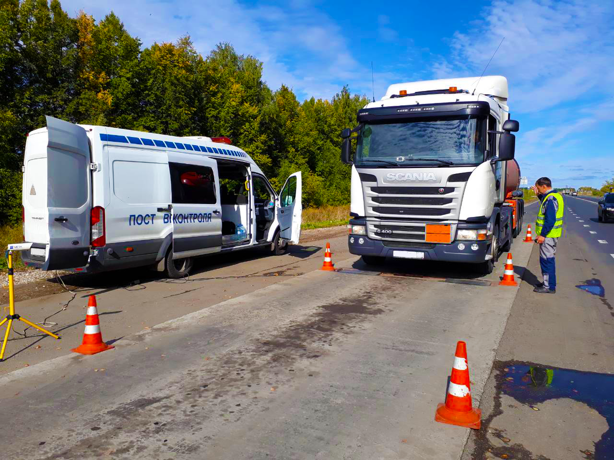 Грузовой перегруз на передвижном посту весогабаритного контроля