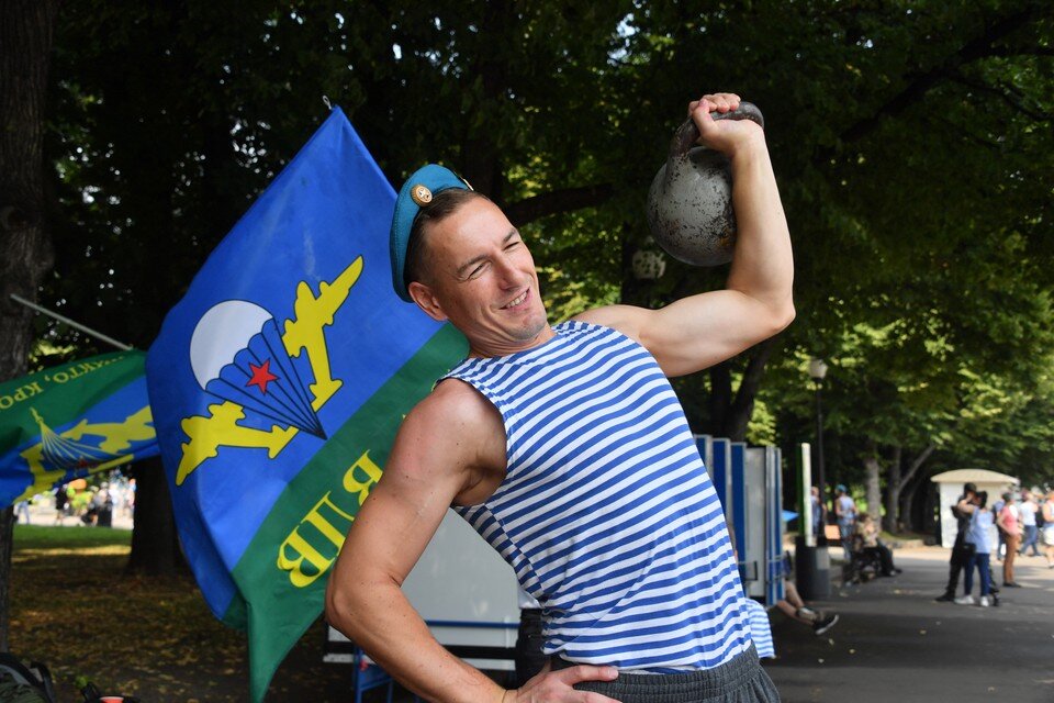     В Новосибирске празднуют День ВДВ. Владимир ВЕЛЕНГУРИН