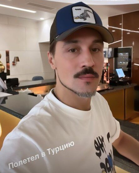     Певец улетел в Турцию фото: соцсети