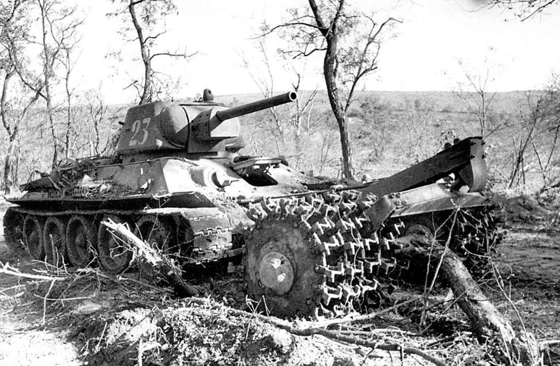 Т-34 с минным тралом (вы тоже заметили буквы Z на элементах трала?