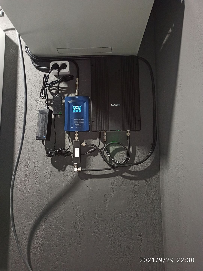 Репитер и бустер - приборы, которые принимают и усиливают сигнал, разместили  в специальной технической зоне.  