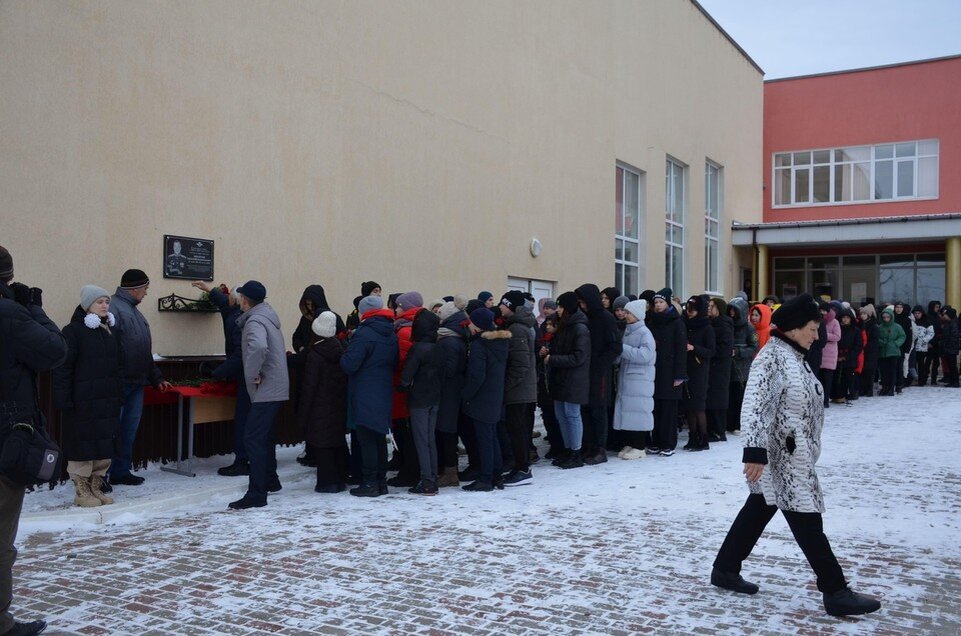     Десятки люде пришли почтить память погибших. Фото: Администрация Беляевского района