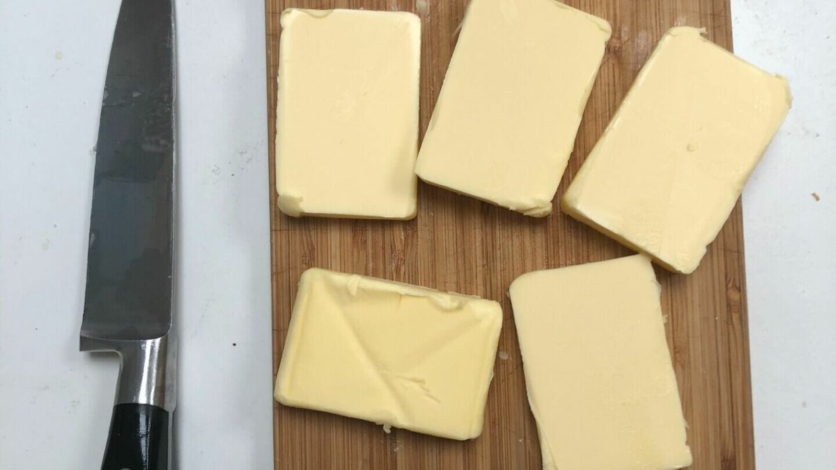     Масло сладко-сливочное, традиционное несоленое с массовой долей жира 82,5% не отвечает требованиям технических регламентов.