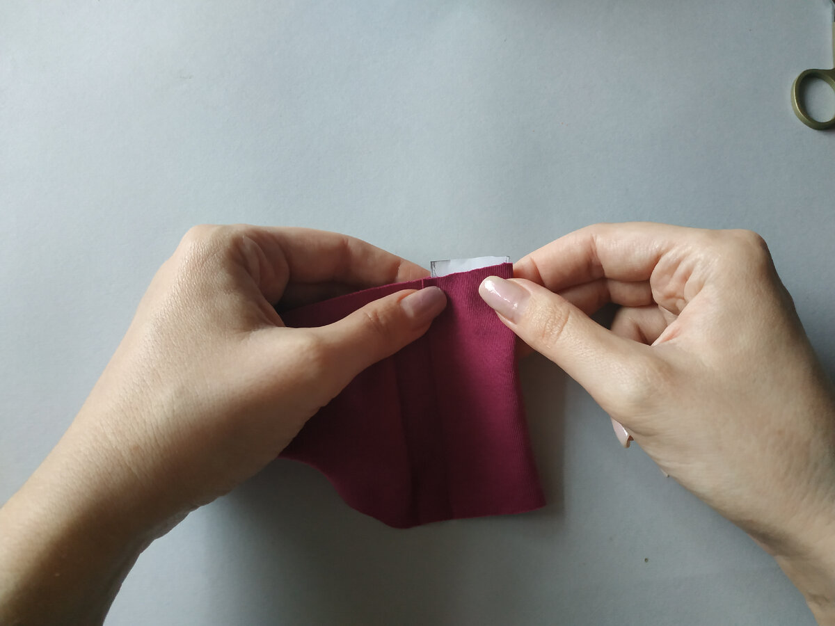 Оборачиваю, оставляя место на припуск. Я его потом подрежу чтобы стал он совсем маленьким, но для шитья мне нужен припуск в 2-3 мм - так удобнее. Фото из архива автора.