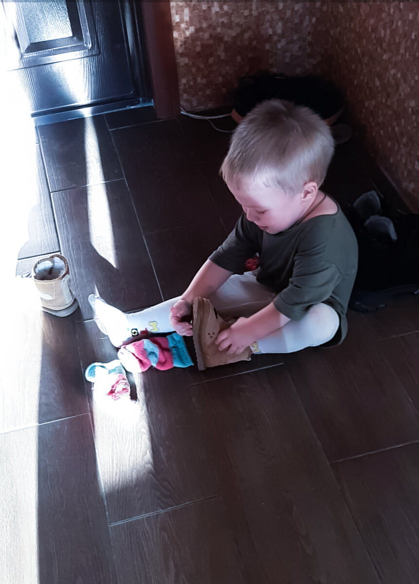 Ботинки обувает, гулять собрался.