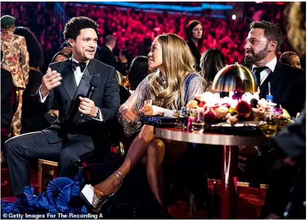 Дерзкую шутку Тревор Ноа отпустил, когда представлял британскую звезду американского телевидения Джеймса Кордена.  На снимке Тревор Ноа с Дженнифер Лопес и Беном Аффлеком. Фото из сети Интернет 