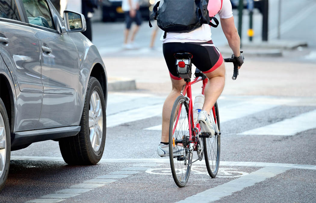 Правила дорожного движения. Кто должен уступить - автомобиль или велосипед?