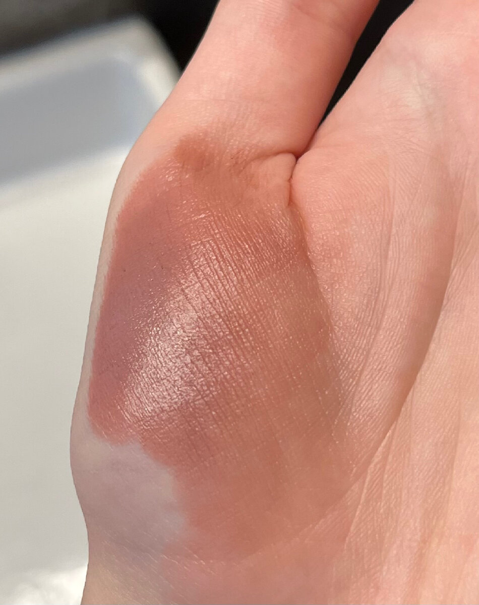 Оттенок при теплом освещении.