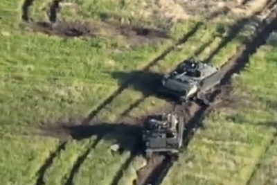    Разгромленная бронегруппа врага: брошенные американские БМП Bradley и танк у Орехова ©Telegram-канал «Военкоры Русской Весны»