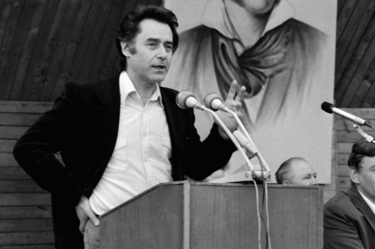    «Всё начинается с любви».