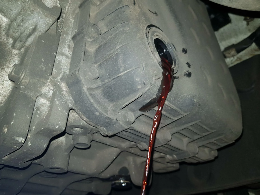 Место залива масла и проверка уровня Hyundai Creta (Хендэ Крета 2.0)