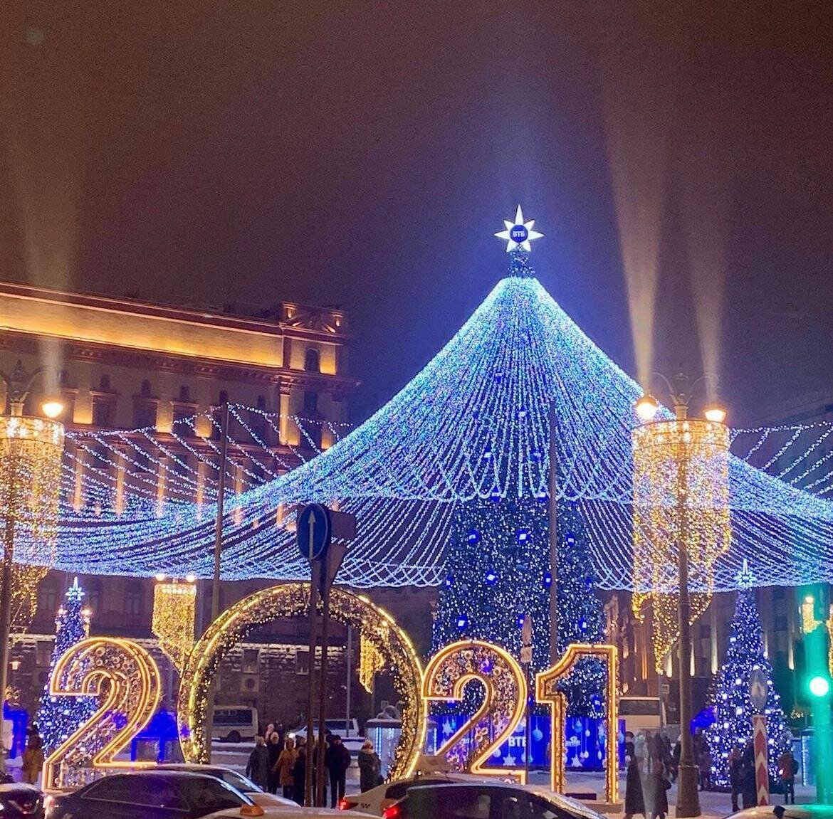 Елка на Лубянке © "Покажу Москву"