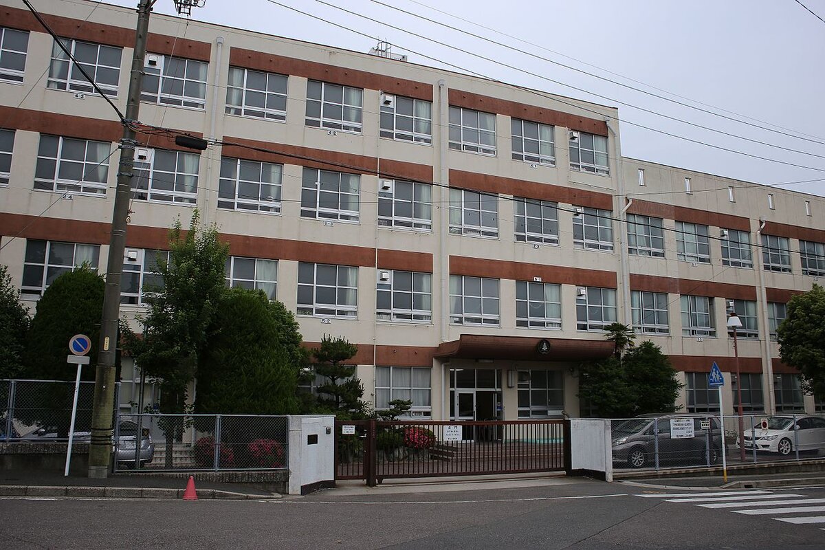 Это теперь уже наша школа) Создана в 1970 году. Государственная. Начальная. В Японии школы как правило имеют "специализацию": начальная, средняя, старшая. 