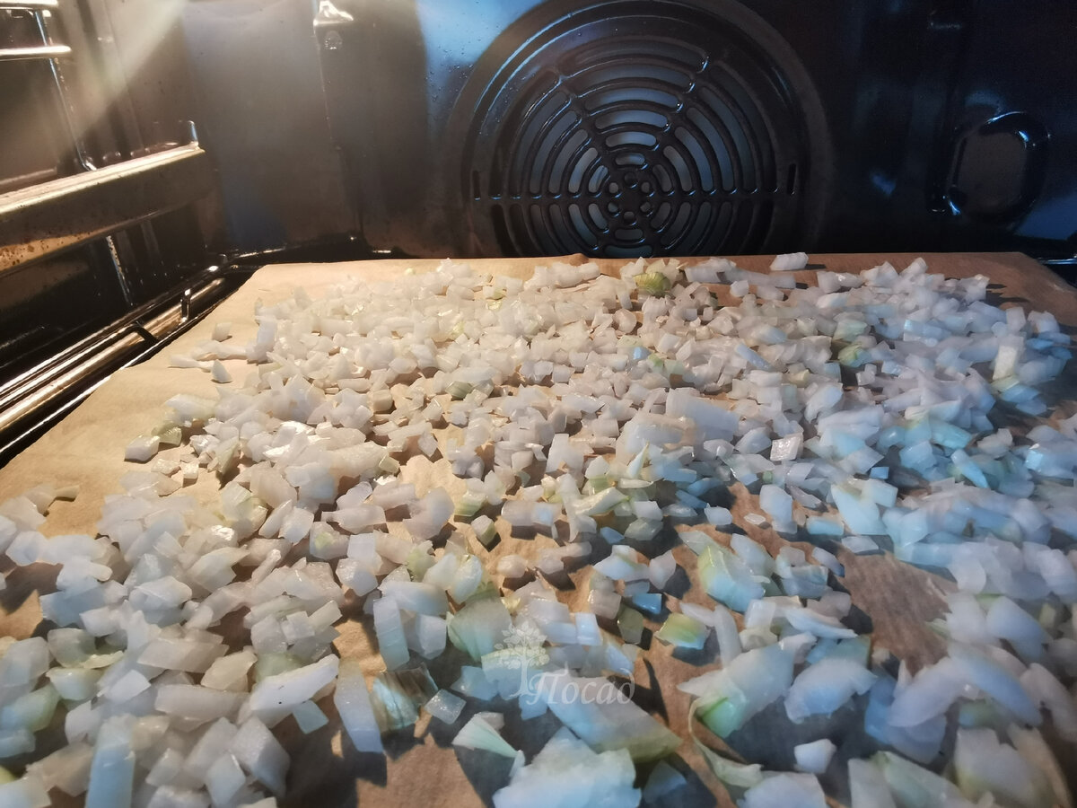 Сушу лук в духовке.