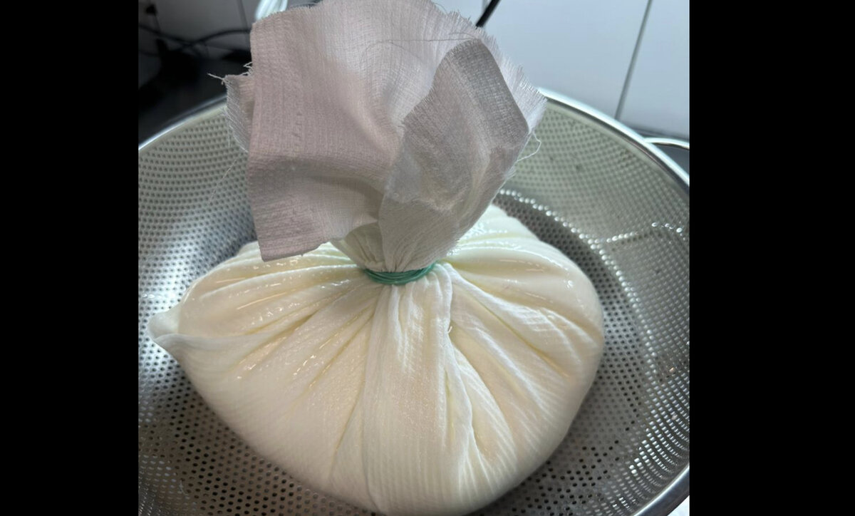 Домашний мягкий сыр на молокеи кефире