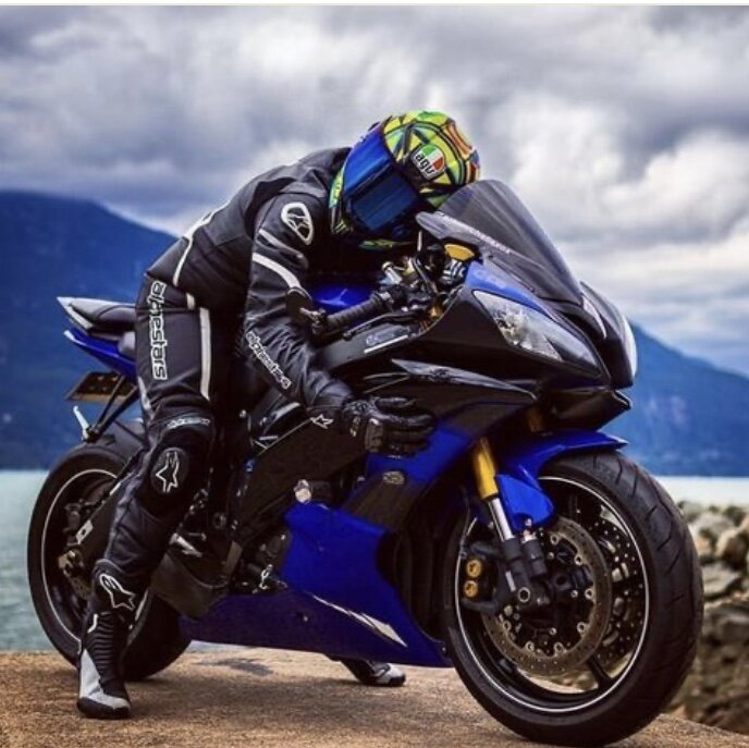 125 кубовые мотоциклы – самые популярные и востребованные по многим причинам. Их максимальная скорость редко превышает 110-120 км/ч, но и задачи, которые от них требуются, базируются вовсе не на показаниях спидометра. Их часто называют мопедами, либо транспортом для новичков, а зря – на 125 кубовых мотоциклах наезжают сотни тысяч километров, на них ездят в дальняки и даже кругосветки.

 

Преимущества лучших малокубатурников

Если рассматривать зарекомендовавшие себя марки (Хонда, Ямаха, КТМ), то их малокубатурники объединяют следующие преимущества:

Экономичность. Расход бензина может составлять 2 – 2,5 литра на 100 км, что в разы меньше даже 250 кубовых байков. Благодаря такому расходу путешествия на дальние расстояния становятся в два раза дешевле!
Дешевизна в обслуживании. Распространённые модели малокубатурников требуют очень малого количества расходников. Даже масло в большинство из них заливается в количестве всего 1 л;
Доступность запчастей. Поменять цепи, звёзды, воздушный фильтр, отремонтировать тормоза, починить пластик – всё это стоит относительно недорого (по сравнению с 600 кубовой техникой вообще даром). В любом населённом пункте можно заказать б/у запчасть, и даже новая оригинальная вещь всё равно не сильно ударит по карману;
Выносливость и надёжность. Лучшие 125 кубовые мотоциклы наезжают больше ста тысяч километров без серьёзных поломок. Эта техника переживает кругосветки или даже нещадную эксплуатацию в качестве «рабочей лошадки». Хорошими примером стала Индия, где её Bajaj’ы перевозят сумасшедшие грузы;
На 125 кубовых мотоциклах можно законно ездить по ДОПам уже с 16 лет.
 

Нужны ли права на самые известные малокубатурники?

Наличие водительского удостоверения при езде по дорогам общего пользования в РФ обязательно, независимо от того, мопед это, или мотоцикл. Выделяют три категории на право управления двухколёсной техникой:

М – разрешает водить мопеды с рабочим объёмом двигателя до 50 кубиков. Они не быстрые, но вполне могут дать основные навыки управления байком. Получить эту категорию можно уже с 16 лет;
А1 – предназначена для управления 125 кубовым мотоциклом мощностью не выше 11 кВт. Её также разрешается открывать с 16 лет;
А – «полноценная» мото-категория, разрешающая управлять уже тяжёлыми мотоциклами, а также трёх- и четырёхколесной техникой весом до 400 кг (трайки, квадроциклы). Эту категорию можно открывать с 18 лет.
