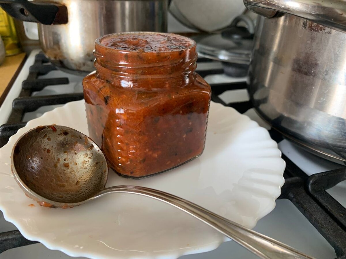 Соус из помидор с базиликом и чесноком