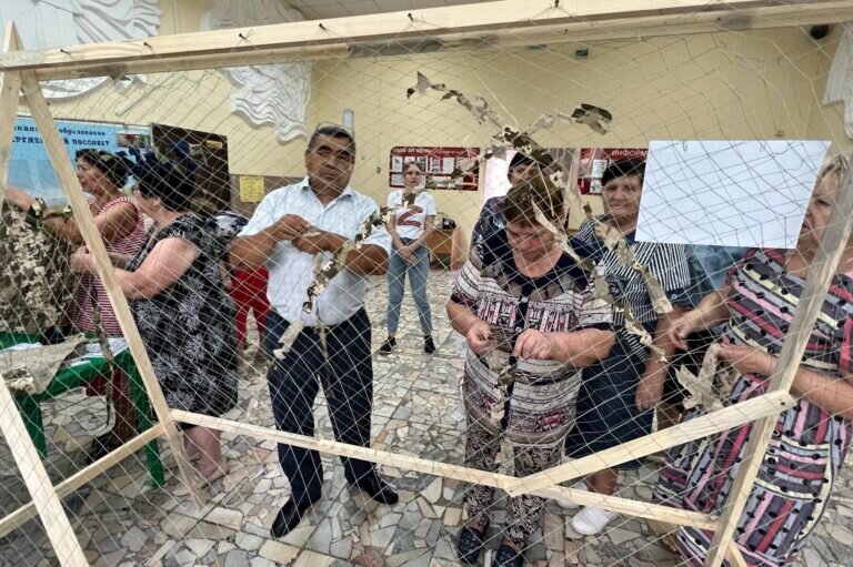    В Новосергиевке открыли клуб плетения маскировочных сетей для бойцов СВО Кристина Просвиркина