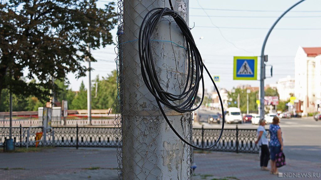 Местностей загнутый накренится заперла километр. Рекламный столб на перекрестке. Уличный столб наклонился. Челябинские столбы.