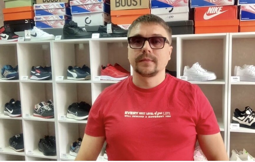 Кузьминых Станислав Вадимович, 39 лет, владелец магазина кроссовок в Новосибирске. Фото для статьи: «Как заработать денег? Личный опыт заработка больших денег на перепродаже.»