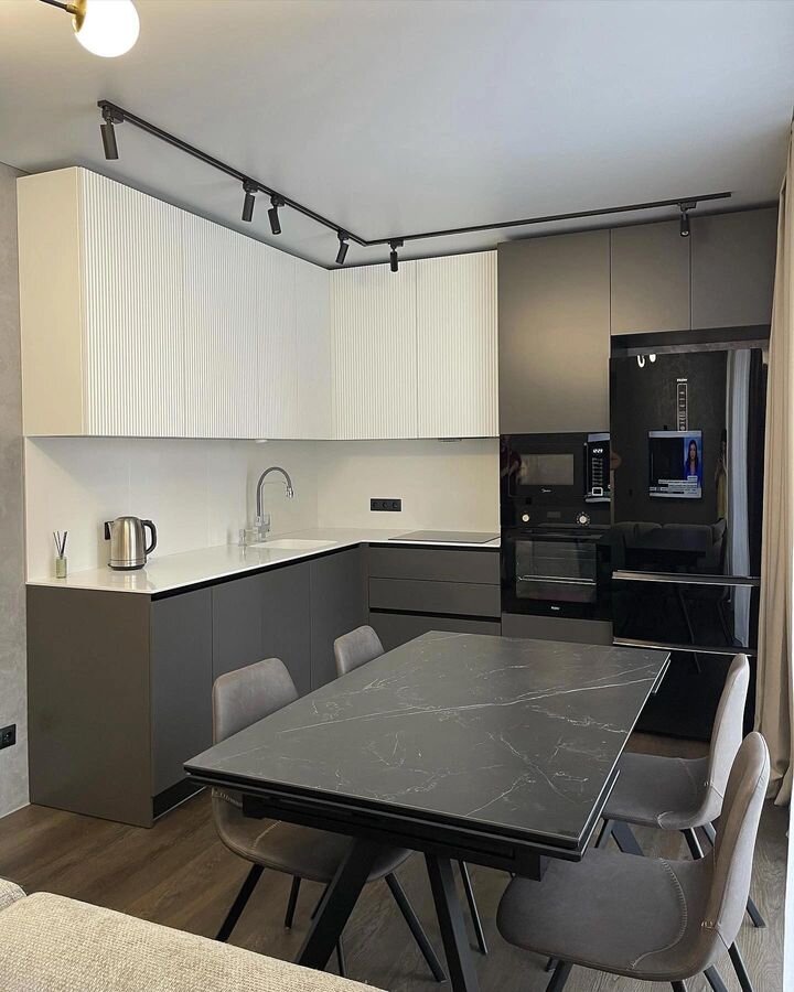 Готовый проект кухни от компани FORREST. FORREST — это стильные и функциональные кухни на заказ с гарантией по договору 5 лет. Наш опыт, профессионализм и скорость исполнения заказа — причины, по которым нас рекомендуют друзьям и близким.
